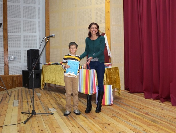  Ефе Байрям, победител в средната възрастова категория, спечели журито със стихотворението си „Свиден роден край“